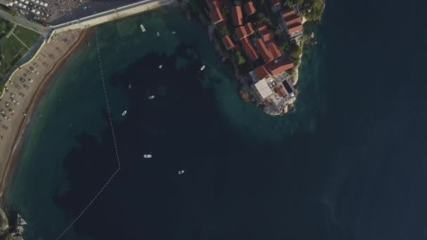 Кадри з повітряних кадрів на острові Светі-Стефан у Будві — стокове відео