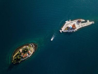 St. George 'un Kotor körfezindeki Perast kasabası yakınlarındaki adalardaki havadan çekilmiş fotoğrafı.