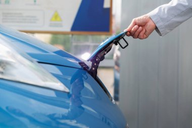 Elektrikli araç şarj güç kablosu kaynağı ile takılı