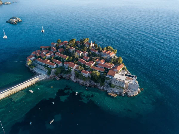 Luchtfoto van het eiland Sveti Stefan in Budva — Stockfoto