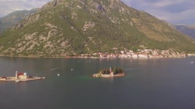 Kotor Körfezi 'nde Perast kasabasının yakınlarındaki adalarda St. George ve manastırın havadan görüntüleri