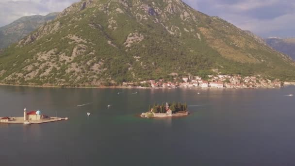 Kotor Körfezi 'nde Perast kasabasının yakınlarındaki adalarda St. George ve manastırın havadan görüntüleri — Stok video