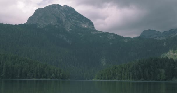 Μαύρη Λίμνη στο Εθνικό Πάρκο Ντουρμίτορ στο Μαυροβούνιο — Αρχείο Βίντεο