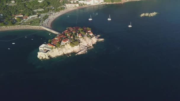 Luchtopnames van Sveti Stefan eiland in Budva — Stockvideo