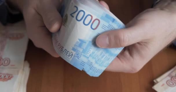 Mężczyzna ręce liczenia pieniędzy. Rosyjskie banknoty pieniędzy 2 000 rubli — Wideo stockowe