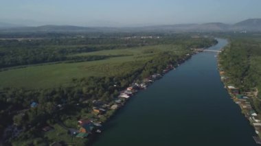 Nehir kıyısında yüzen restoranlar ve pansiyonlar