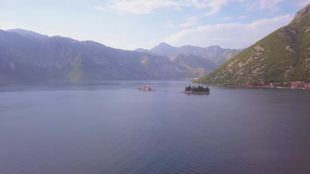 Zdjęcia lotnicze św Jerzego i klasztoru na Wyspach w pobliżu miasta Perast w zatoce Kotor — Wideo stockowe