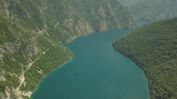 Εναέρια πλάνα της λίμνης Piva — Αρχείο Βίντεο