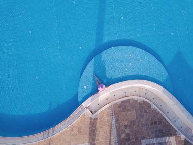 Genç kadın bir yüzme havuzu güneşlenme