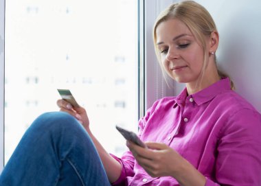 Online alışveriş yaparken elinde kredi kartı tutan gülümseyen kadın portresi