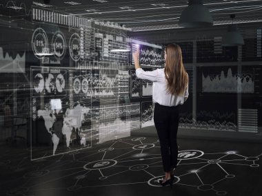 Sanal Masası ile çalışma iş kadını arkadan görünüm