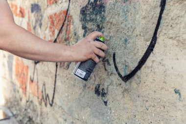 Gri duvara karşı boya kutuları ile Graffiti sanatçı eller