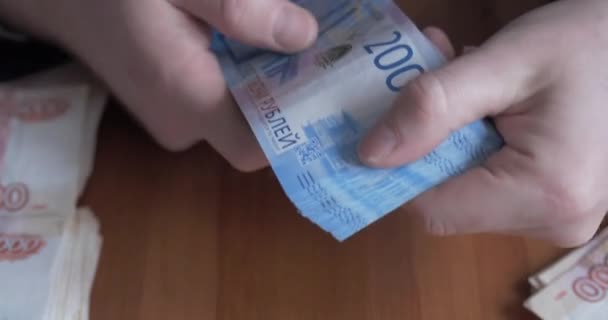 Manos masculinas contando dinero. Billetes rusos de 2.000 rublos — Vídeos de Stock