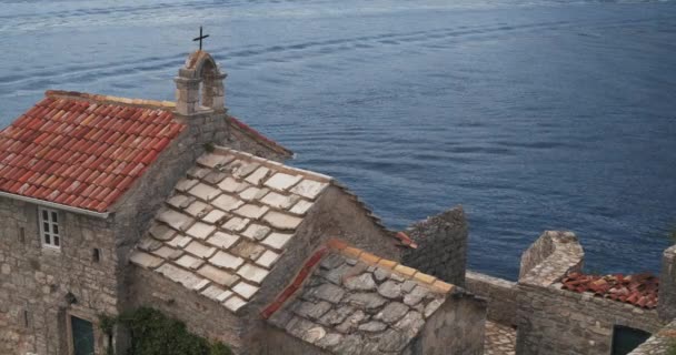 La iglesia de Nuestra Señora de los Ángeles en la Bahía de Kotor — Vídeos de Stock