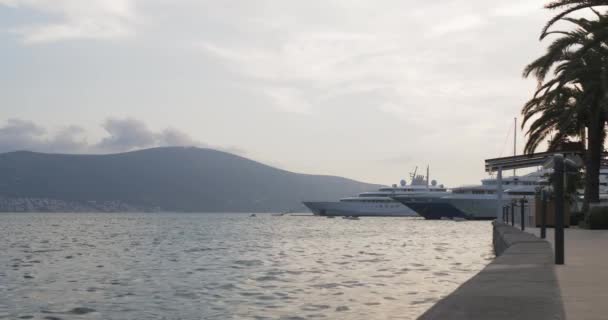 Segeljachten, die im Seehafen anlegten. Sommerurlaub — Stockvideo