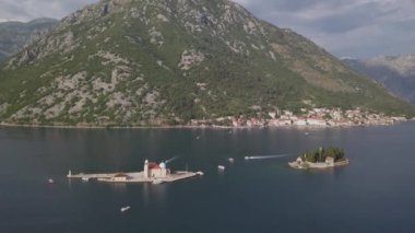 Kotor Körfezi 'nde Perast kasabasının yakınlarındaki adalarda St. George ve manastırın havadan görüntüleri
