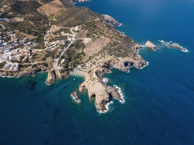 Bali köyünde küçük bir plajın hava fotoğrafı. Girit, Yunanistan
