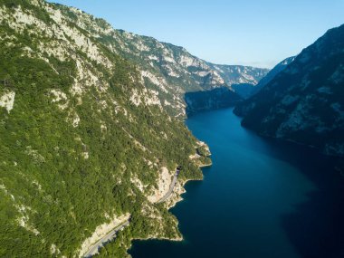 Karadağ 'daki Piva Gölü 'nün hava fotoğrafı