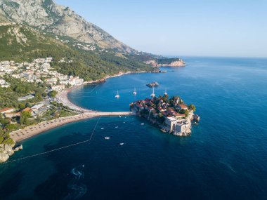 Budva 'daki Sveti Stefan adasının hava fotoğrafı