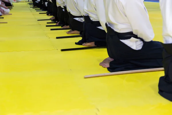 Pessoas em quimono em artes marciais seminário de treinamento de armas — Fotografia de Stock