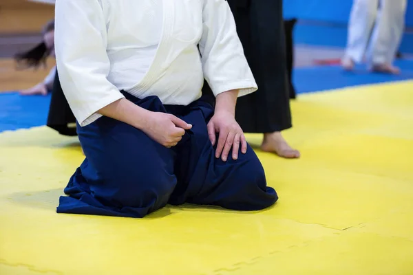 Pessoas em quimono no seminário de formação em artes marciais — Fotografia de Stock