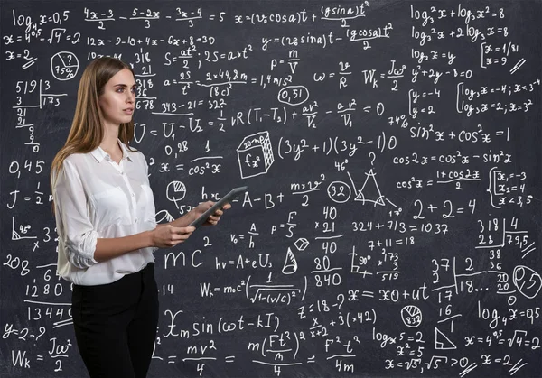 Красива жінка думає, як вирішити математичну проблему — стокове фото