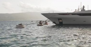 Yelken yatlar deniz limanına yerleşir. Summertime tatil