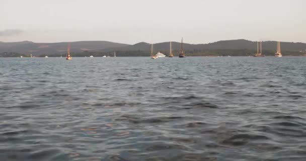 Segeljachten, die im Seehafen anlegten. Sommerurlaub — Stockvideo