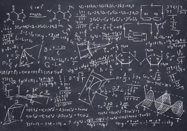 Matematik ve fen skeçleri ile siyah tebeşir tahtası