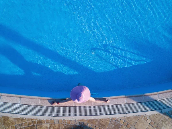 Νεαρή γυναίκα ηλιοθεραπεία σε μια πισίνα — Φωτογραφία Αρχείου