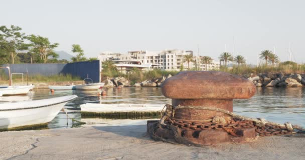 Ancienne borne métallique traditionnelle pour les bateaux d'amarrage — Video