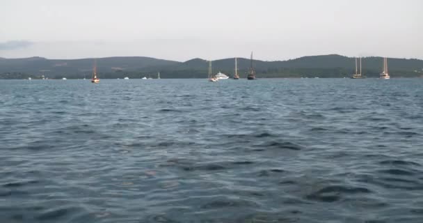 Yachts à voile amarrés dans le port maritime. Vacances d'été — Video