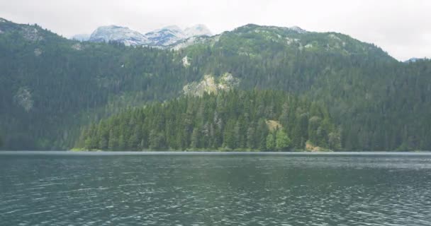 Lago Negro en el parque nacional de Durmitor en Montenegro — Vídeos de Stock