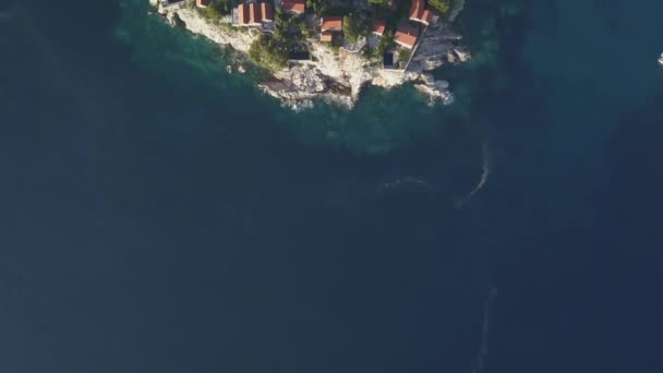 Luchtopnames van Sveti Stefan eiland in Budva — Stockvideo