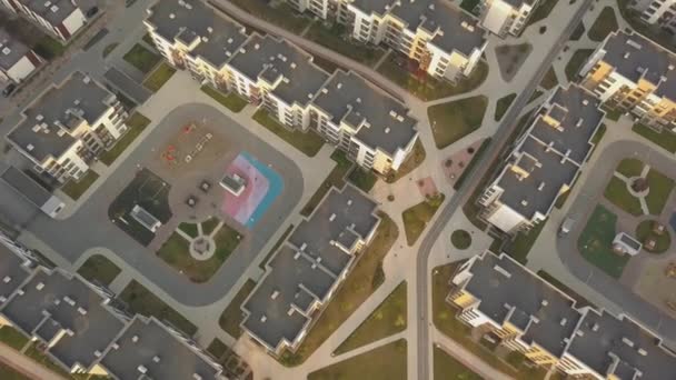 Nieuwe moderne buurt van residentiële appartementen in de zomer — Stockvideo