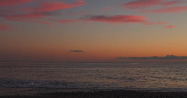 Belo pôr do sol na praia com reflexo dourado do sol no mar — Vídeo de Stock