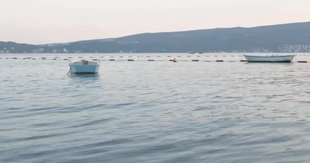 Um barco ancorado na marina à noite — Vídeo de Stock