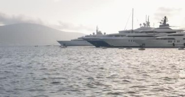 Yelken yatlar deniz limanına yerleşir. Summertime tatil