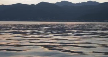 Kotor körfezinde gün batımında yumuşak deniz dalgaları. Karadağ