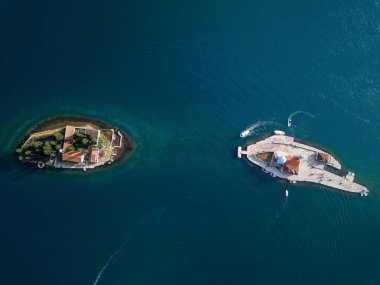 St. George 'un Kotor körfezindeki Perast kasabası yakınlarındaki adalardaki havadan çekilmiş fotoğrafı.