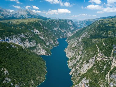 Karadağ 'daki Piva Gölü 'nün hava fotoğrafı