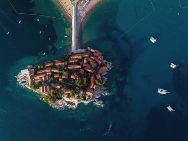 Budva 'daki Sveti Stefan adasının hava fotoğrafı