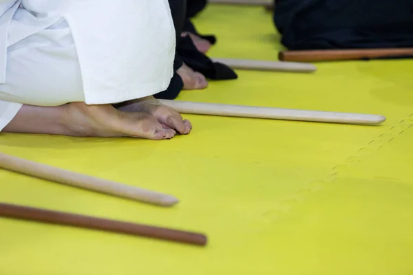 Mensen in kimono op martial arts wapen training seminar — Stockfoto