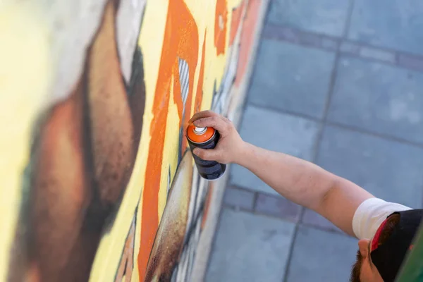 Graffiti artist painting with aerosol spray bottle — Stock Photo, Image