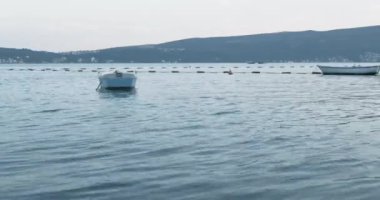 Akşam saatlerinde marinaya demirlemiş bir tekne