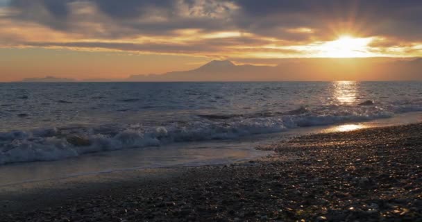 Vacker solnedgång vid stranden med gyllene sol reflektion på havet — Stockvideo