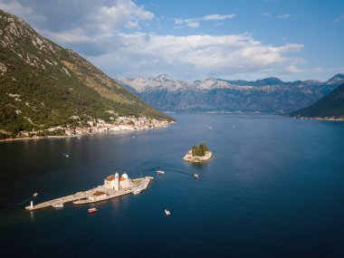 St. George 'un Kotor körfezindeki Perast kasabası yakınlarındaki adalardaki havadan çekilmiş fotoğrafı.