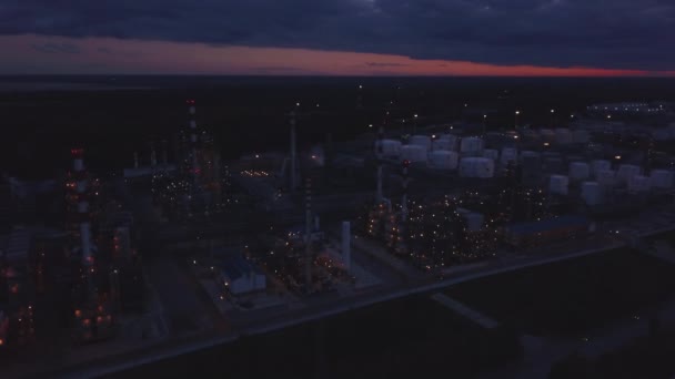 Vista aérea da fábrica de refinaria de petróleo ao pôr do sol — Vídeo de Stock