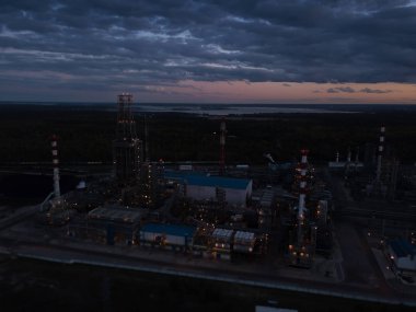 Gün batımında petrol rafinerisi fabrikasının havadan görünümü