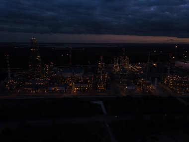 Gün batımında petrol rafinerisi fabrikasının havadan görünümü